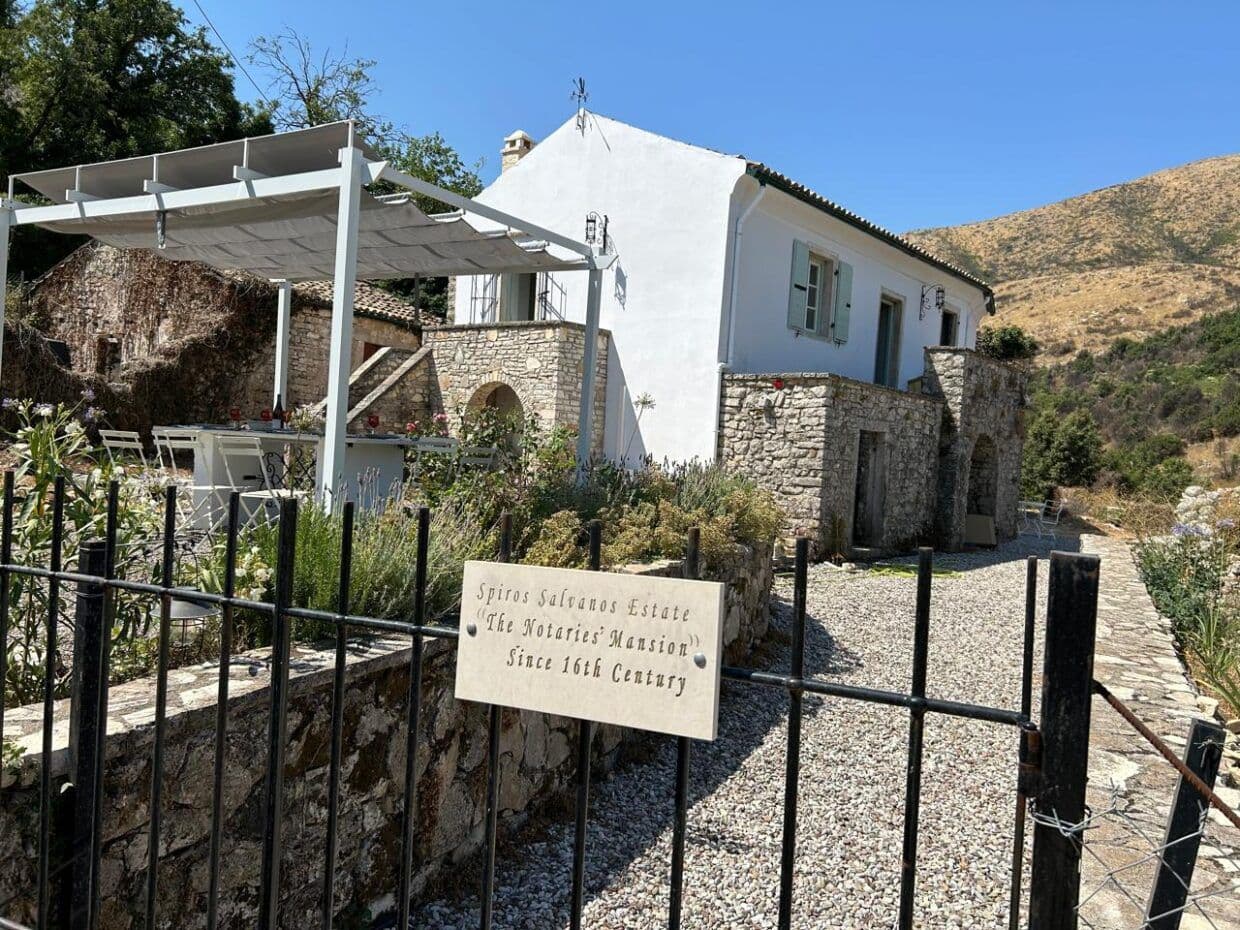 Ανακαινισμένο εξωτερικό του The Notaries' House με βεράντα με πέργκολα